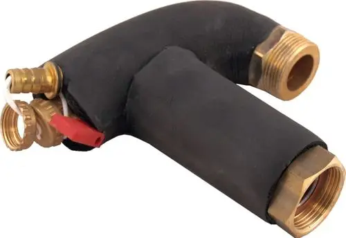 Durchflusssensor aus schwarzem Material mit zwei Messanschlüssen und elektrischen Anschlüssen, geeignet für die E-Heizung von Wolf, Modell BWL-1.